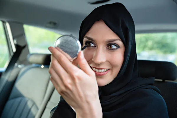 Mulher árabe no carro — Fotografia de Stock