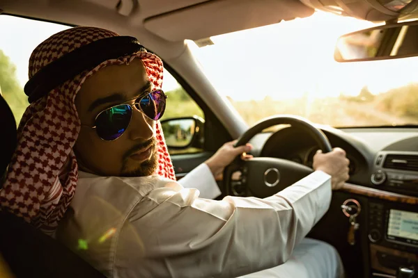 阿拉伯男子驾驶汽车 — 图库照片
