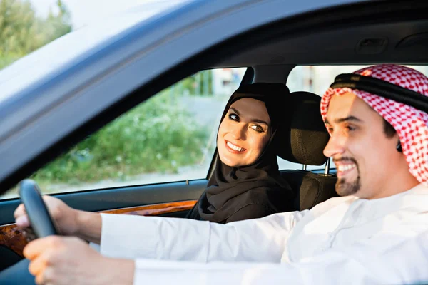Autóval utazik Arab pár — Stock Fotó
