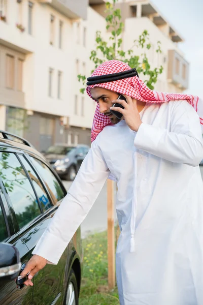 Arabe homme monter dans la voiture — Photo
