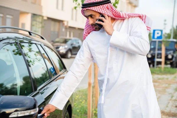 Arabski mężczyzna uzyskanie w samochodzie — Zdjęcie stockowe