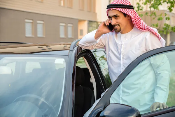 Araber steigt in Auto — Stockfoto