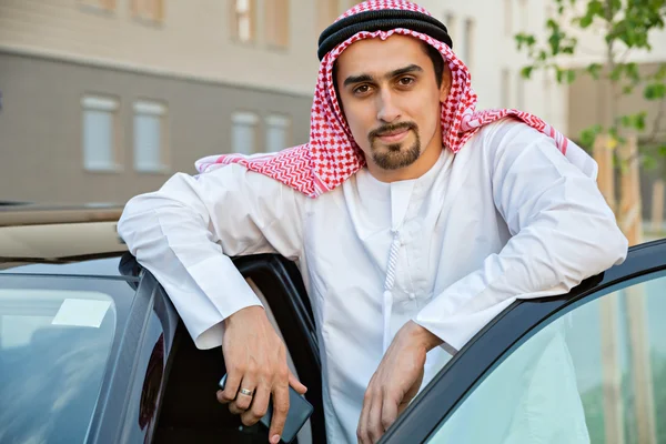 Arabisk man står bredvid bilen — Stockfoto