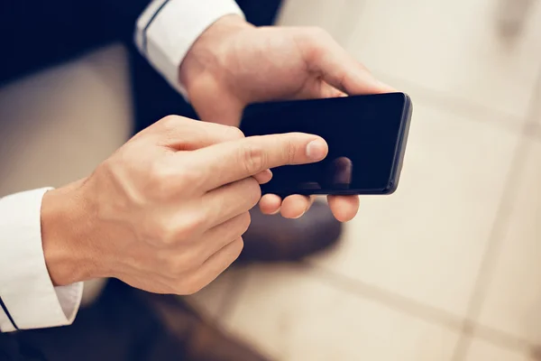 Usinessman met behulp van slimme telefoon — Stockfoto