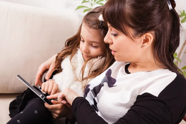 Matka a dcera užívající tabletu — Stock fotografie