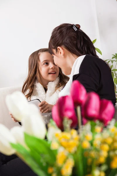 Niña y madre para el día de la madre — Foto de Stock