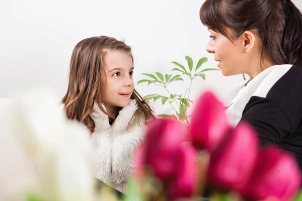 Küçük kız ve annesi anneler günü için — Stok fotoğraf