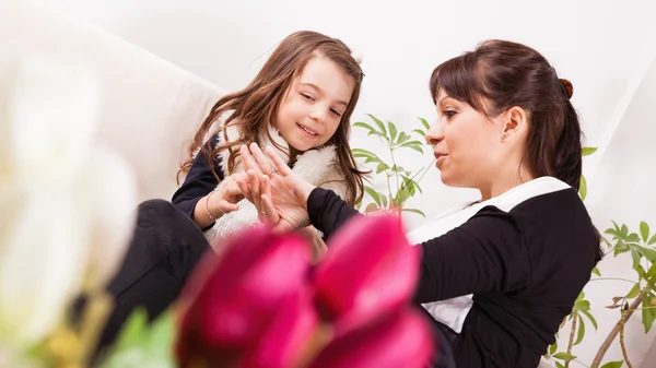 Niña y madre para el día de la madre — Foto de Stock