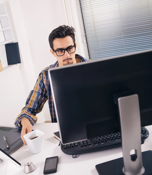 Grafisch ontwerper aan het werk — Stockfoto