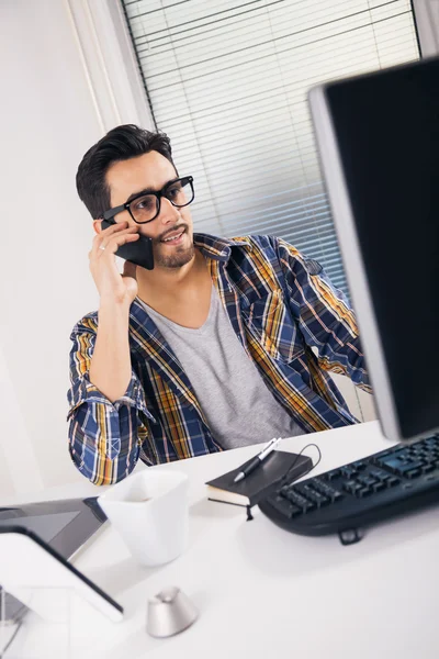 Grafisk formgivare som arbetar på kontoret — Stockfoto