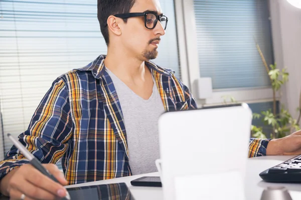 Graphic designer working in office — Stock Photo, Image