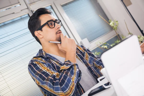 Grafisch ontwerper aan het werk — Stockfoto