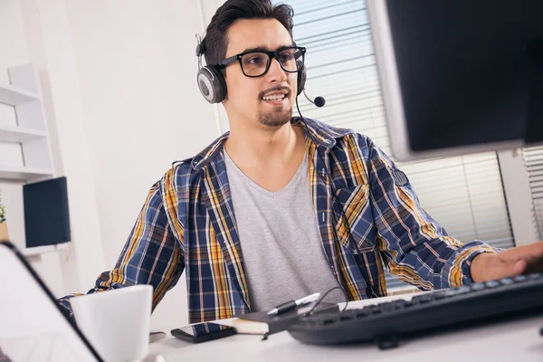 Ingénieur logiciel travaillant au bureau — Photo