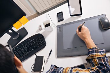 Ofiste çalışan grafik tasarımcısı