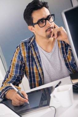 Ofiste çalışan grafik tasarımcısı