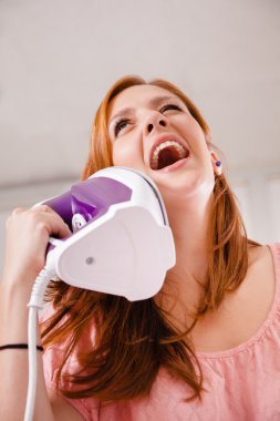 demir gibi telefon kullanan kadın