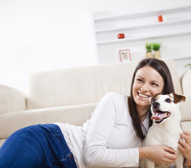 Köpeği evde olan kadın.