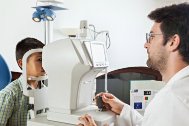 küçük çocuk ile göz doktoru
