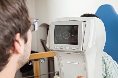 küçük çocuk ile göz doktoru