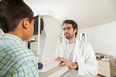 küçük çocuk ile göz doktoru