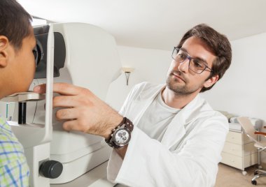 küçük çocuk ile göz doktoru