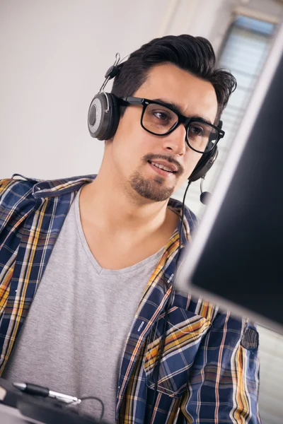 Programvaruingenjör som arbetar på kontor — Stockfoto