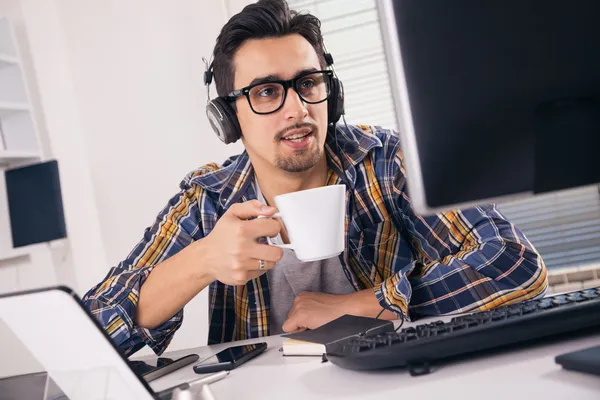 Ingénieur logiciel travaillant au bureau — Photo