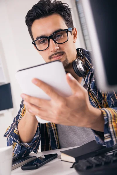 Graphic designer using digital tablet — Stock Photo, Image