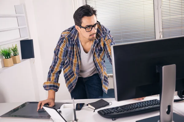 Grafisch ontwerper aan het werk — Stockfoto