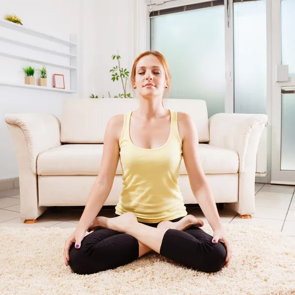 Mujer haciendo yoga en casa —  Fotos de Stock