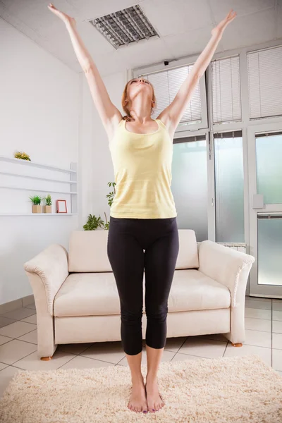 Vrouw die thuis yoga doet — Stockfoto