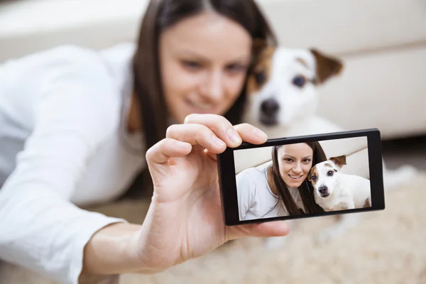 Kvinna med hund ta självporträtt — Stockfoto