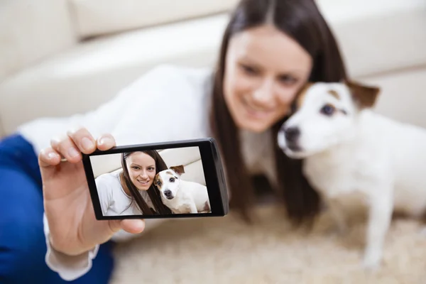Frau mit Hund macht Selbstporträt — Stockfoto