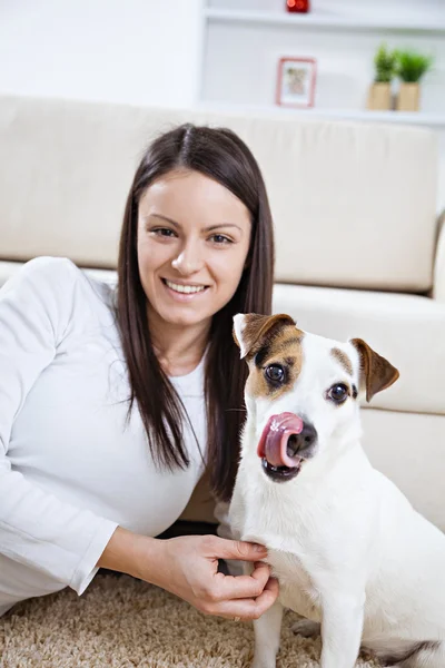Kobieta z psem w domu — Zdjęcie stockowe