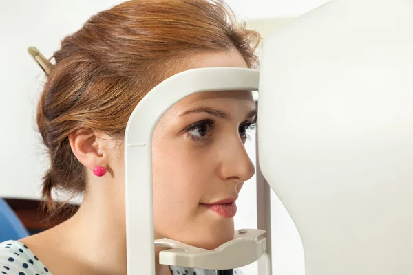 Женщина у офтальмолога — стоковое фото