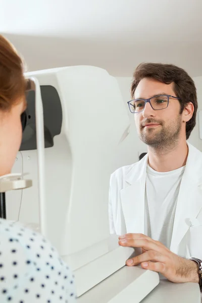 Ophthalmologist With Woman — Stock Photo, Image