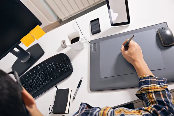 Grafiker arbeitet im Büro Stockfoto