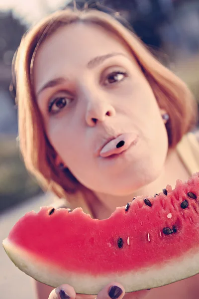 Frau isst Wassermelone lizenzfreie Stockfotos