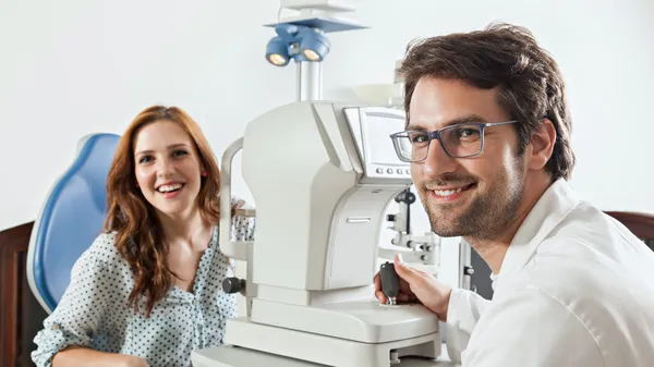 Augenarzt mit junger Frau lizenzfreie Stockbilder