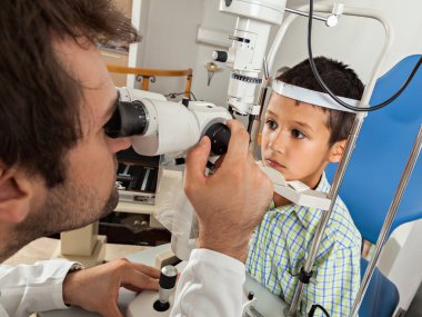 küçük çocuk ile göz doktoru