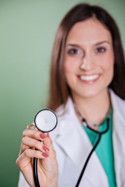 kadın doktor stethoscop ile