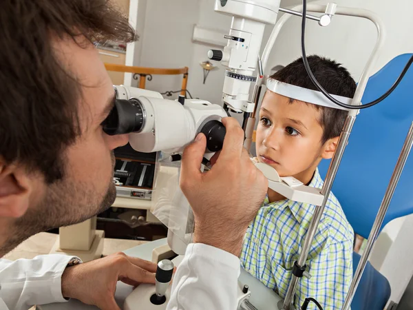 Augenarzt mit kleinem Jungen — Stockfoto