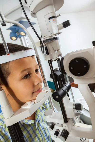 Oftalmólogo mirando dentro de la máquina de prueba ocular —  Fotos de Stock