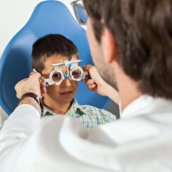 Optometrist Exame ocular de menino dando — Fotografia de Stock