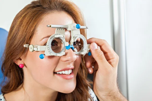 Van een optometrist geven vrouw oog onderzoek — Stockfoto