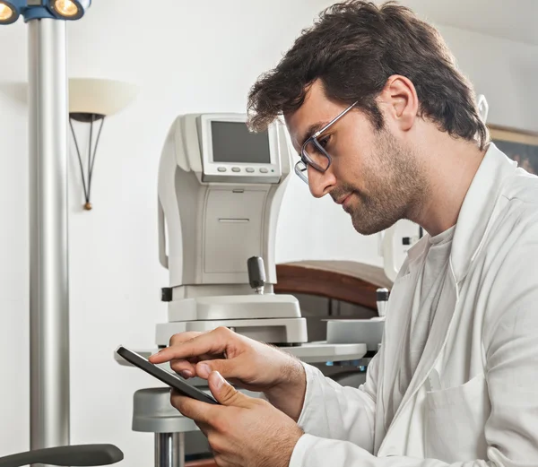 Augenarzt mit digitalem Tablet — Stockfoto