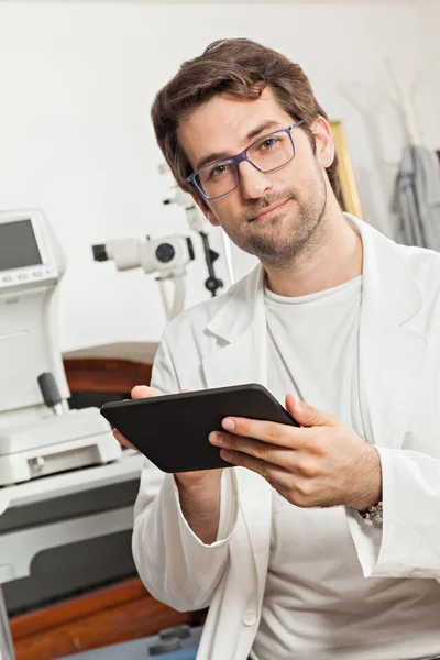 Ögonläkare med digital tablet — Stockfoto
