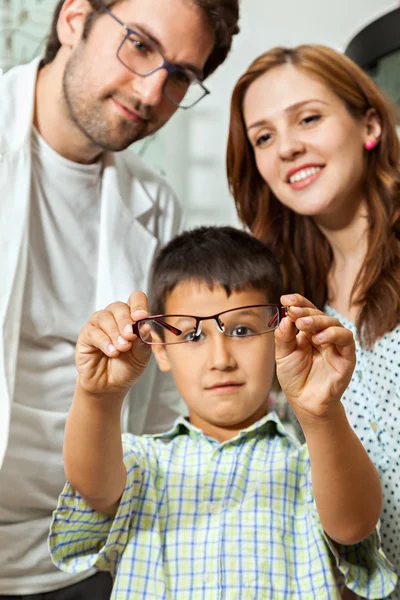 Pojke visar glasögon — Stockfoto