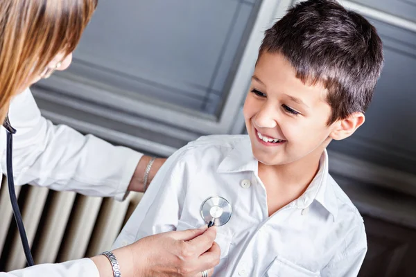 Jongen en vrouwelijke kinderarts arts — Stockfoto