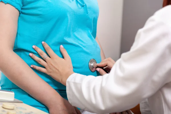 Беременная женщина у гинеколога — стоковое фото